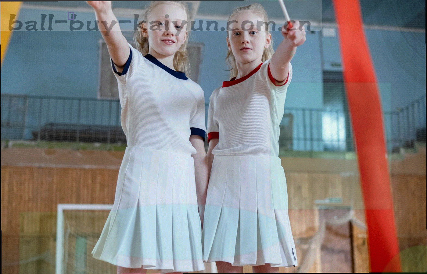 青少年球员在训练场分组练习，画面有教练背影